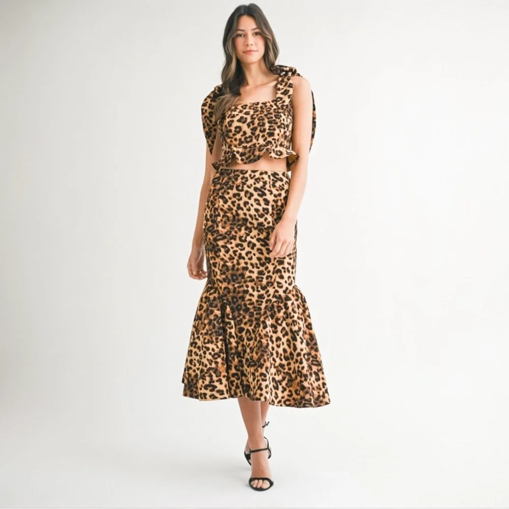 Chic Leopard Print Ruffle Crop Top and Midi Skirt Set - Picture 10 of 11